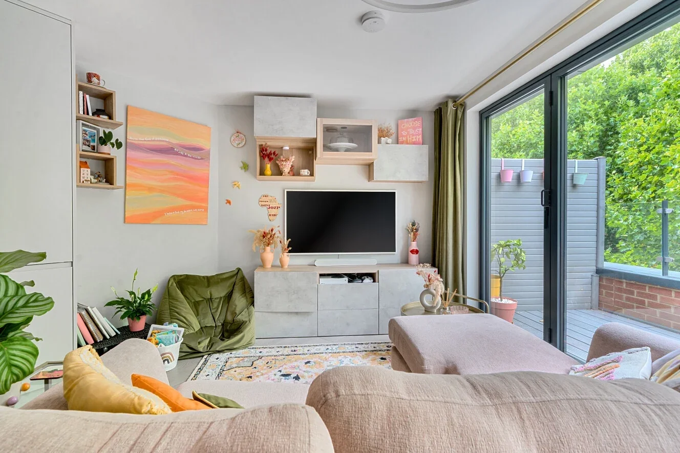 Flat Barrowgate Road in Greater London