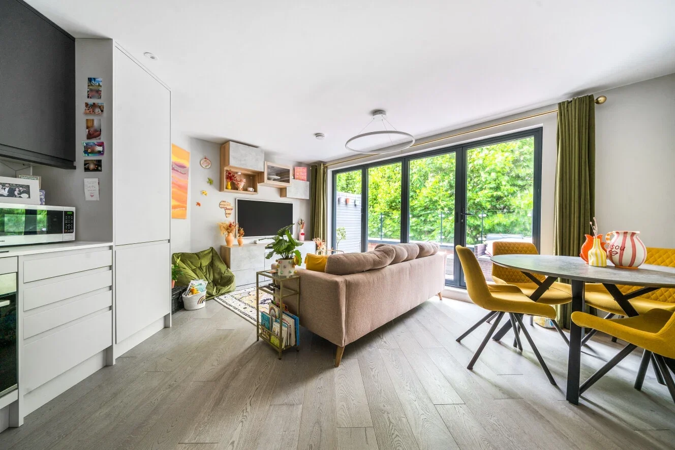 Flat Barrowgate Road in Greater London