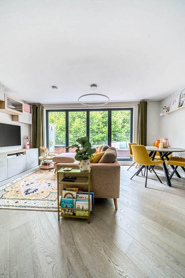 Flat Barrowgate Road in Greater London