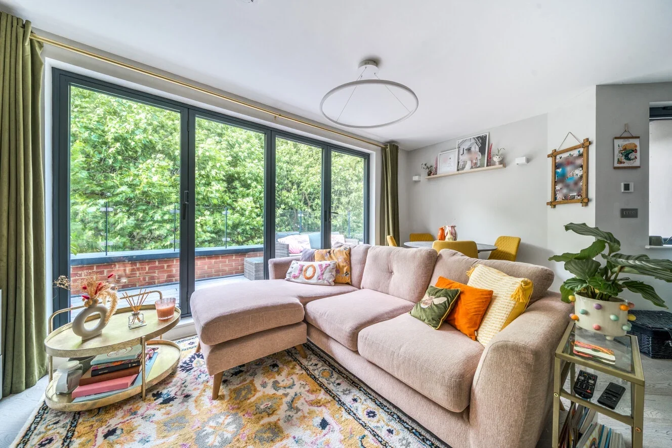 Flat Barrowgate Road in Greater London
