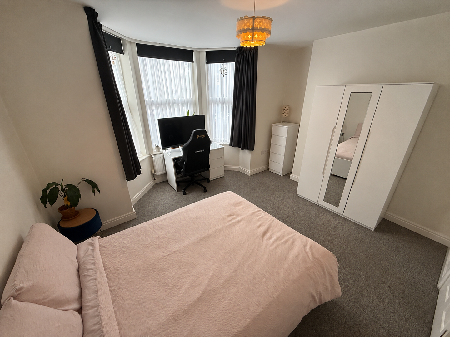 Room Radcliffe Road in Nottingham