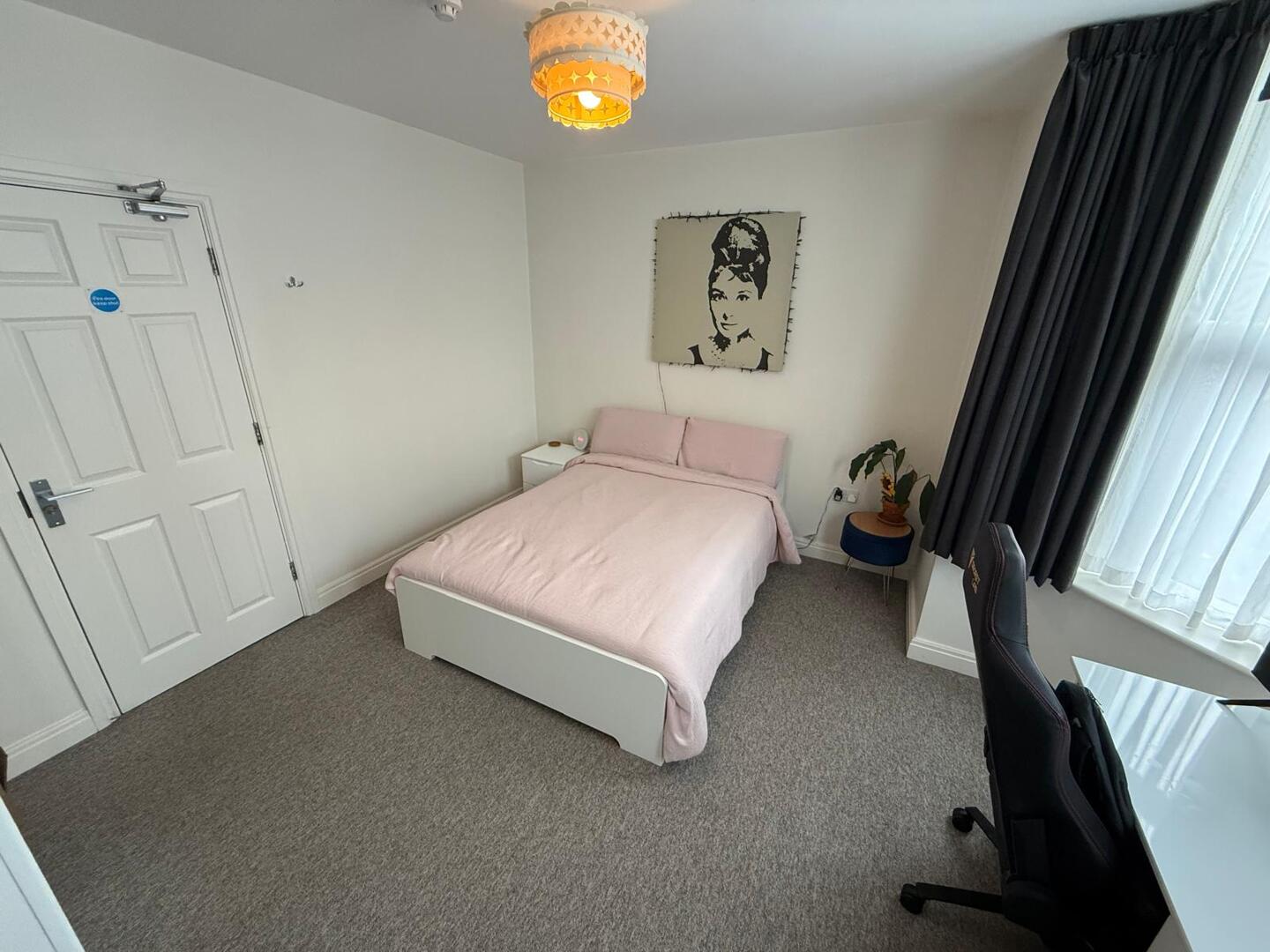 Room Radcliffe Road in Nottingham