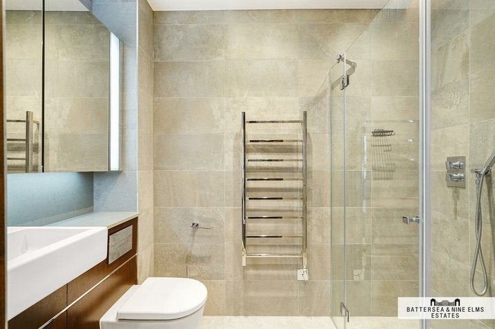 Flat Ponton Road in Greater London