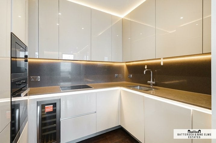 Flat Ponton Road in Greater London