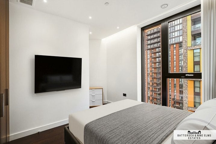 Flat Ponton Road in Greater London
