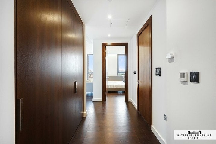 Flat Ponton Road in Greater London