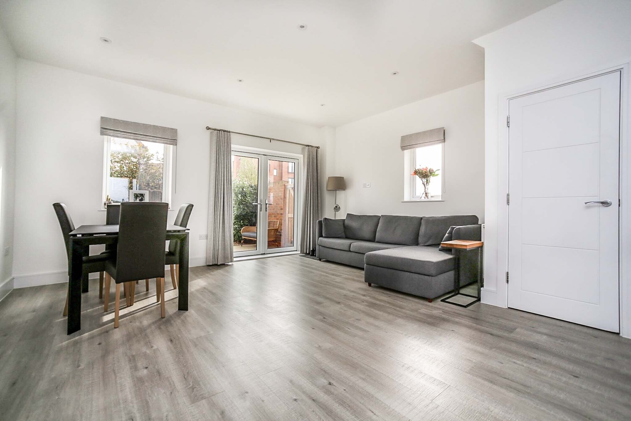 Flat Woodland Rise in Ashford