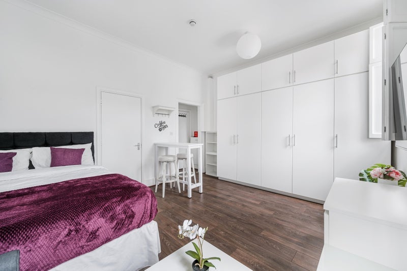Room The Avenue in Greater London