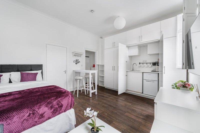 Room The Avenue in Greater London