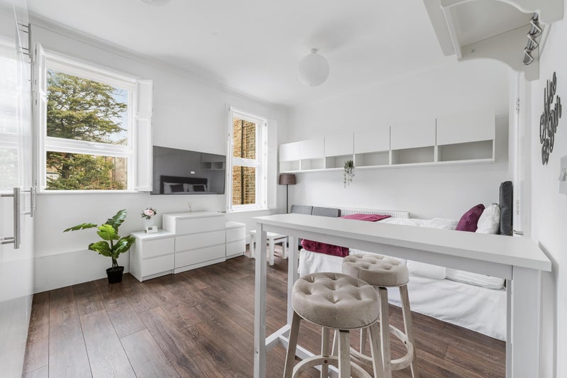 Room The Avenue in Greater London