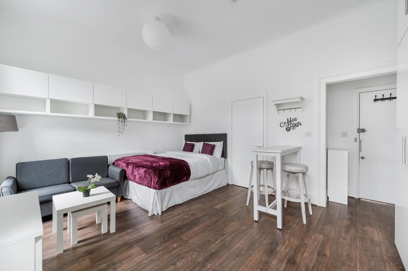 Room The Avenue in Greater London
