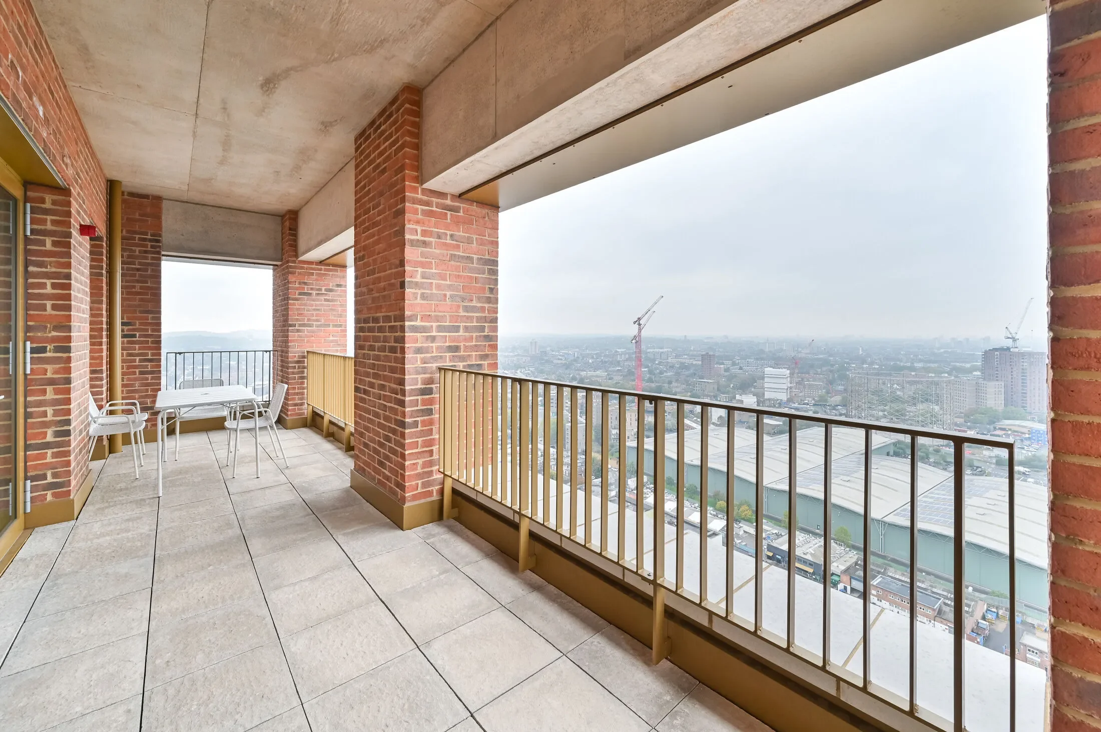 Flat Ilderton Road in Greater London