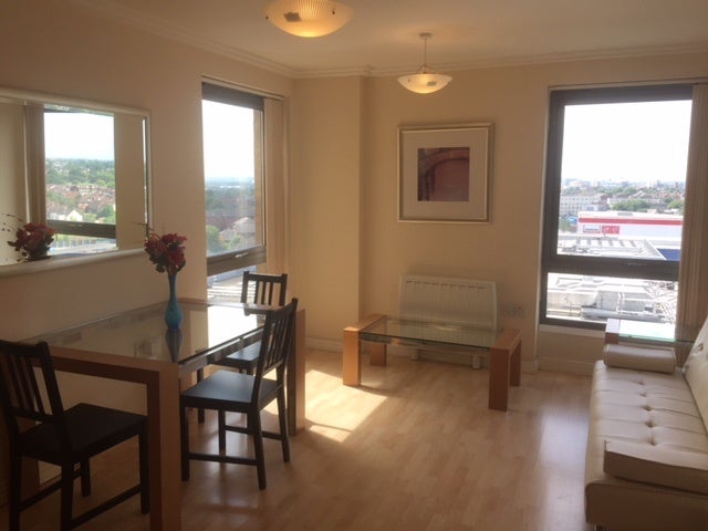 Flat Hanbury Road in Greater London
