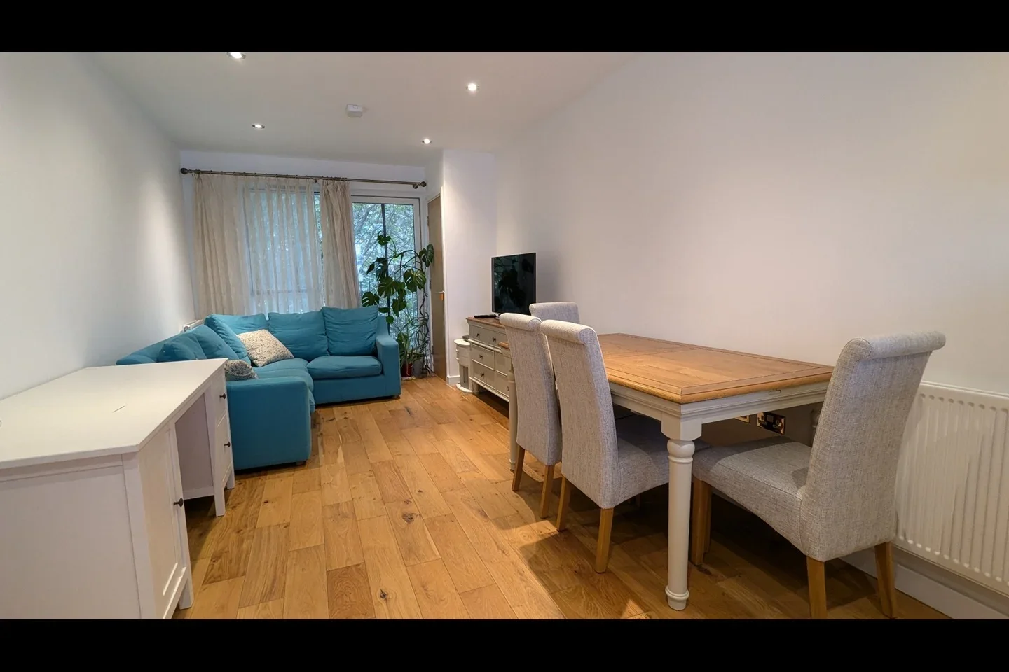 Flat Plender Street in Greater London