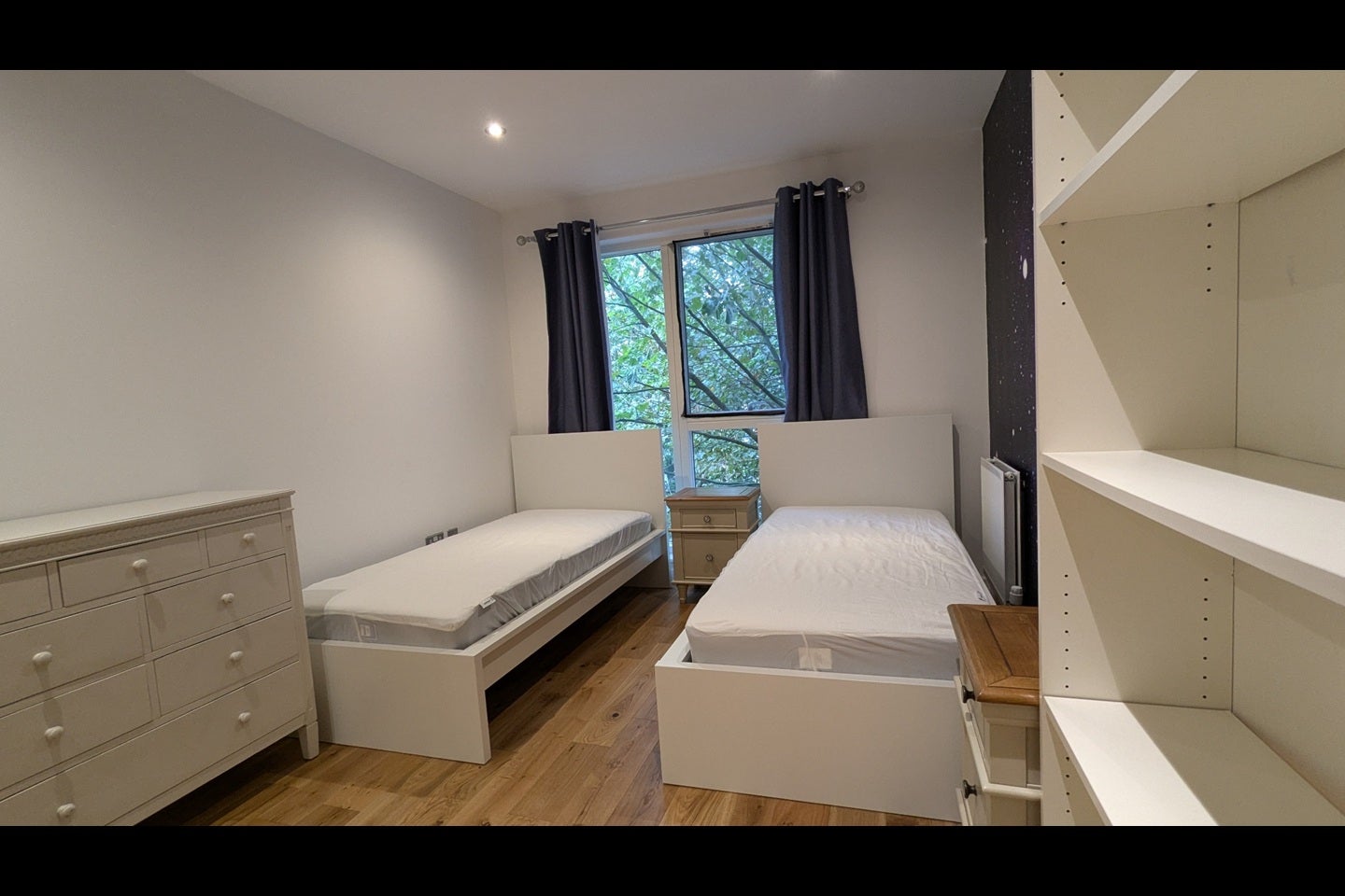 Flat Plender Street in Greater London