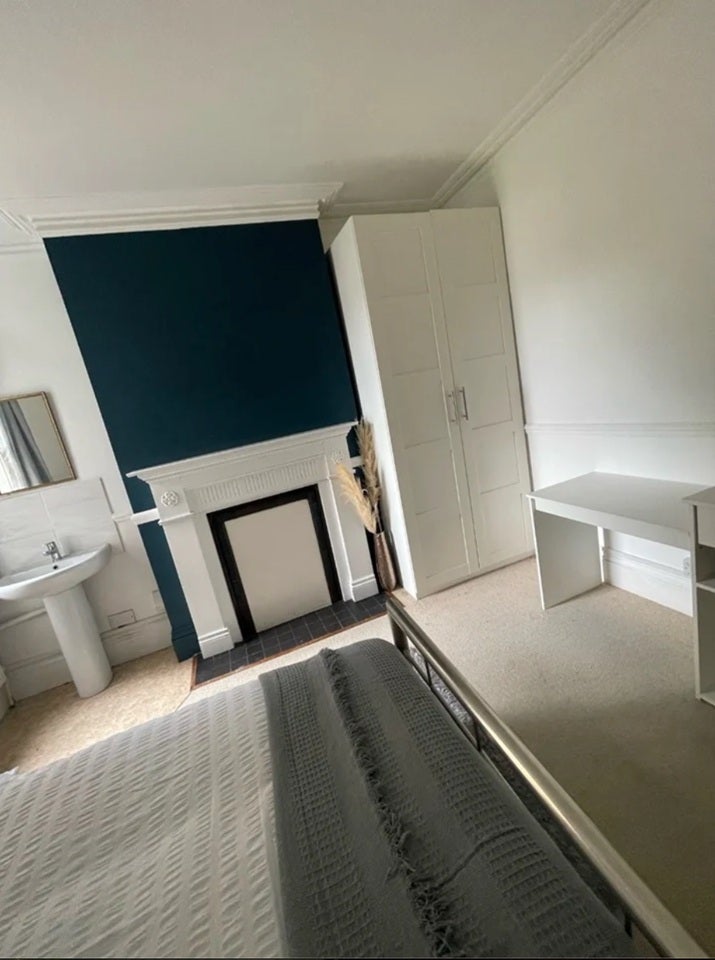 Room Crown Lane in Greater London
