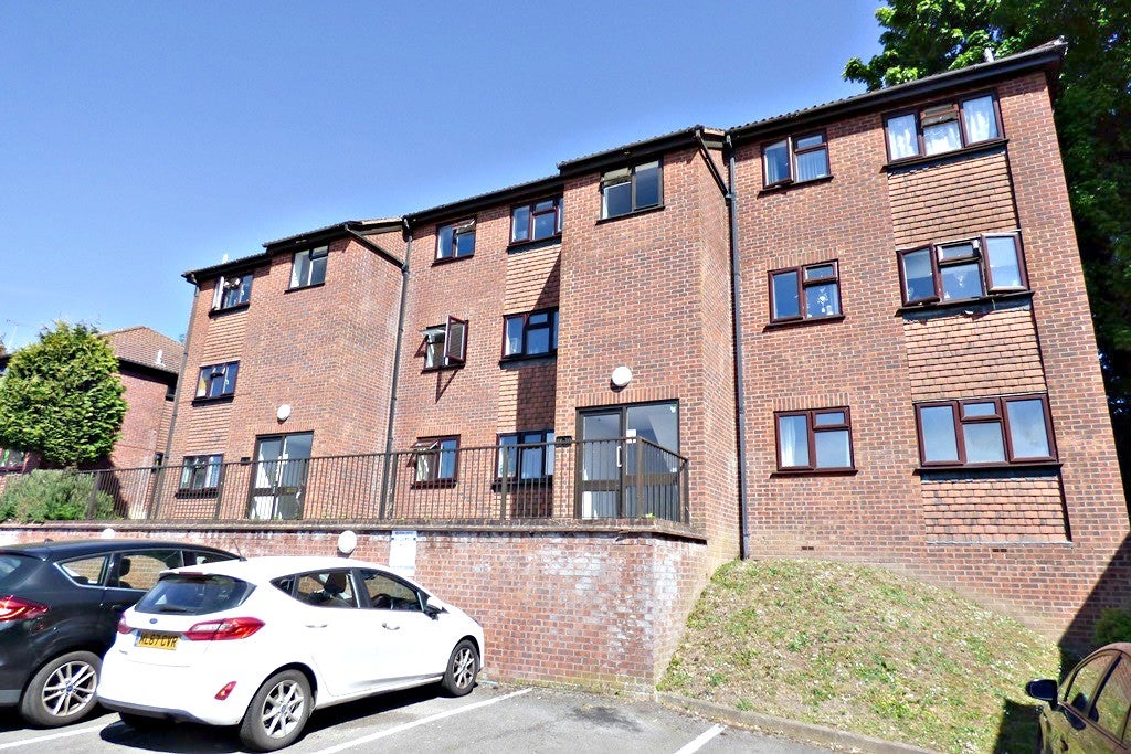 Flat Kaybridge Close in High Wycombe Community Board