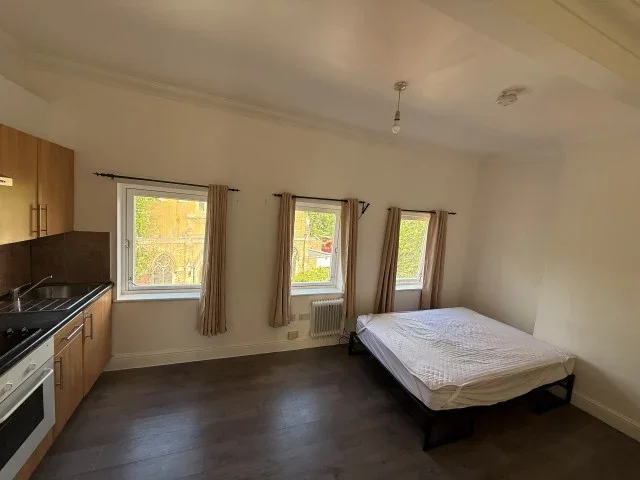 Flat Mazenod Avenue in Greater London
