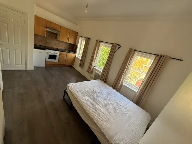 Flat Mazenod Avenue in Greater London