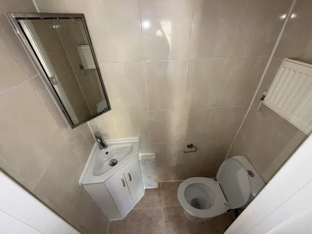 Flat Mazenod Avenue in Greater London