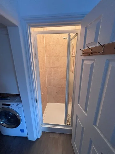 Flat Mazenod Avenue in Greater London
