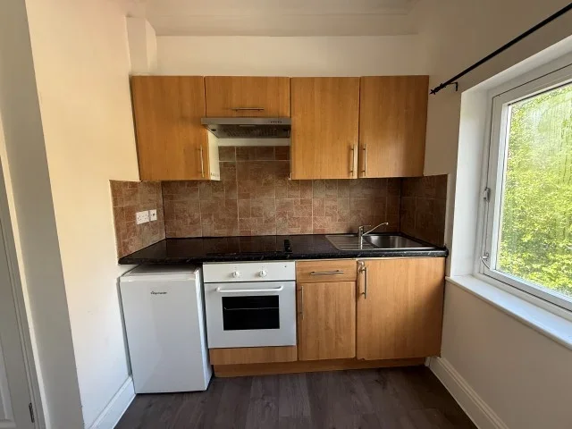 Flat Mazenod Avenue in Greater London