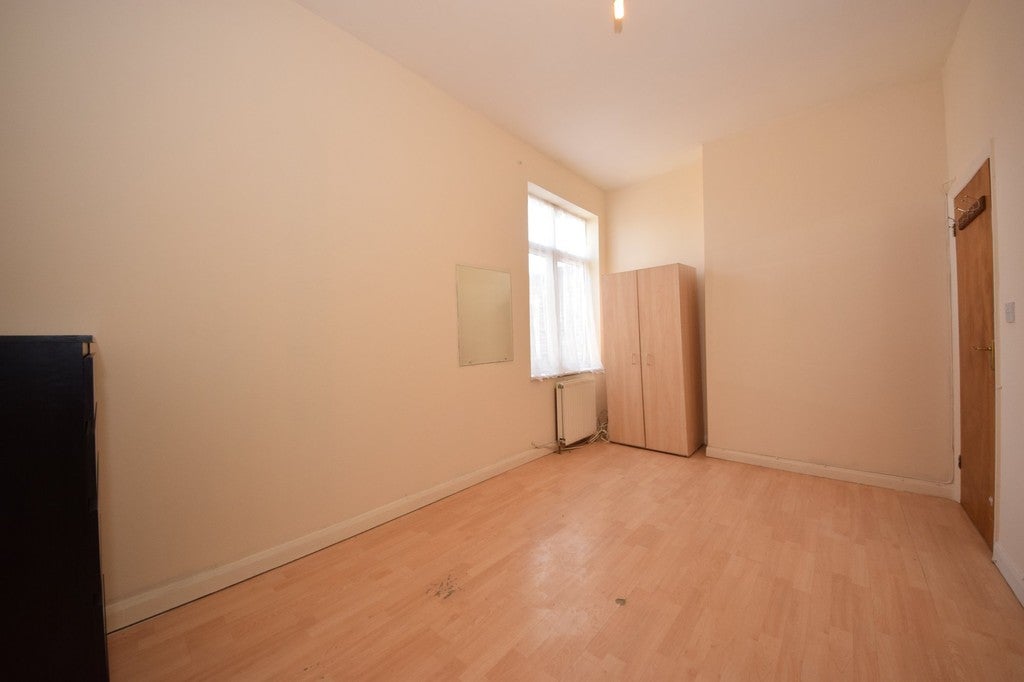 Flat Clarence Avenue in Greater London