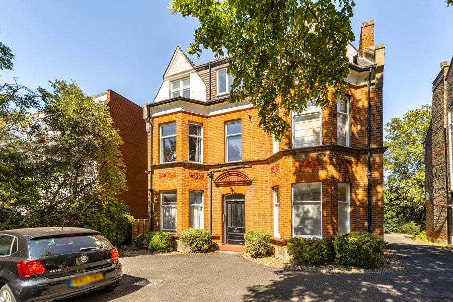 Flat Parklands in Greater London