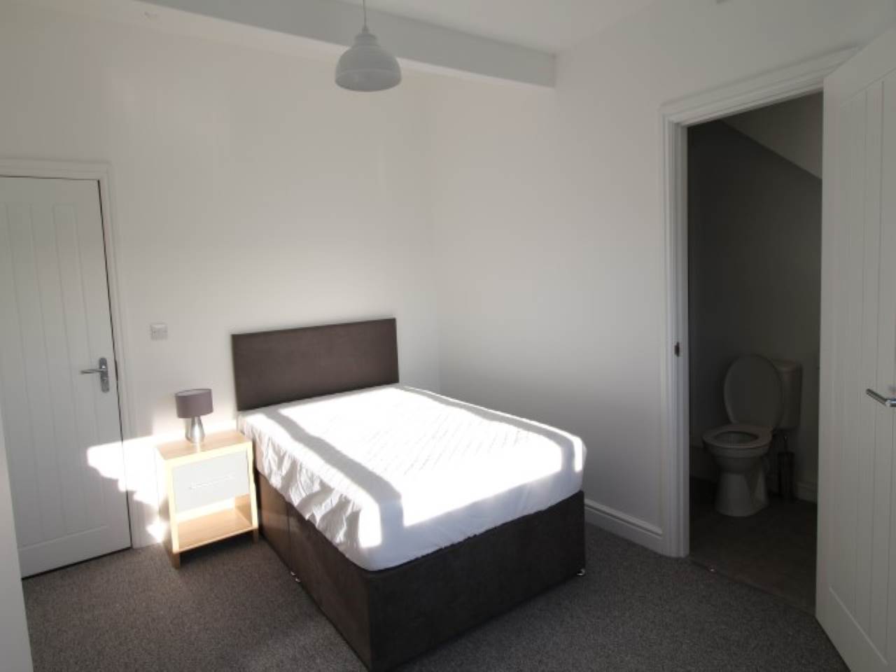 Room Silver Royd Hill in Leeds