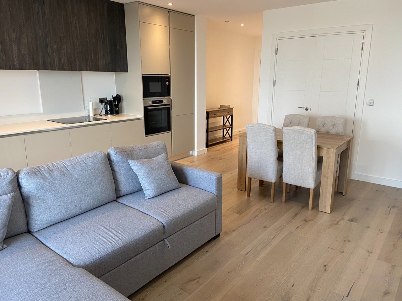 Flat Scarbrook Road in Greater London