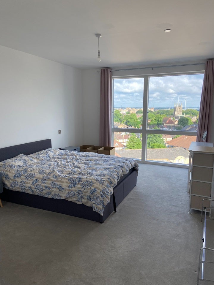 Flat Scarbrook Road in Greater London