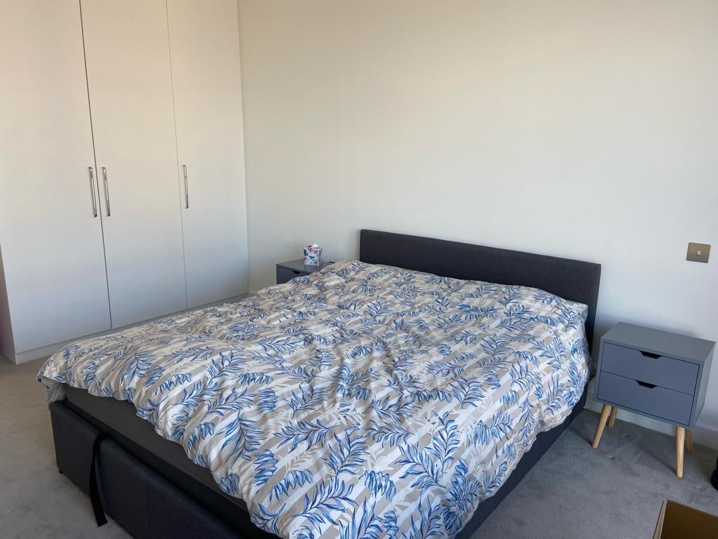 Flat Scarbrook Road in Greater London
