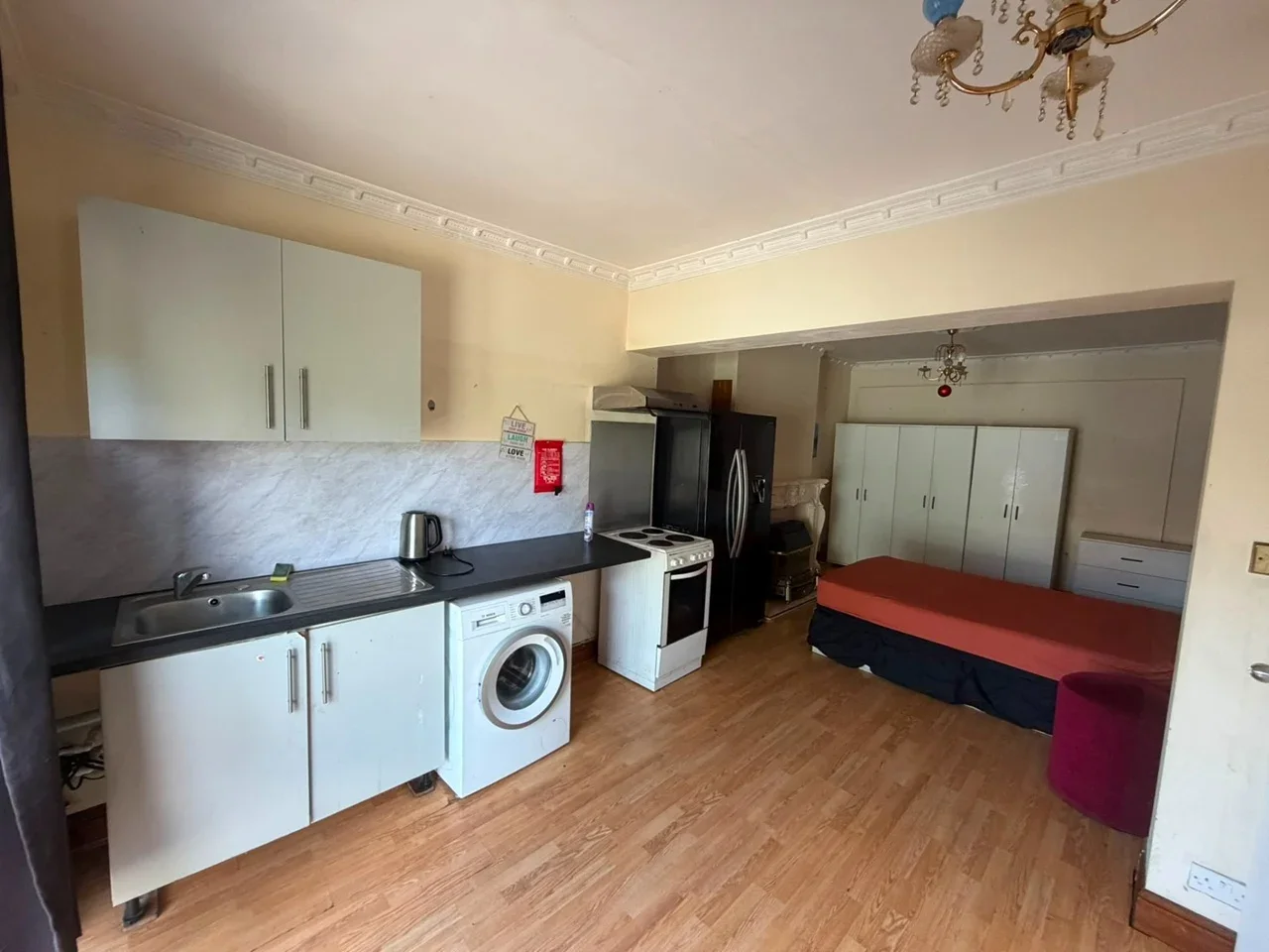 Room Whitton Avenue East in Greater London