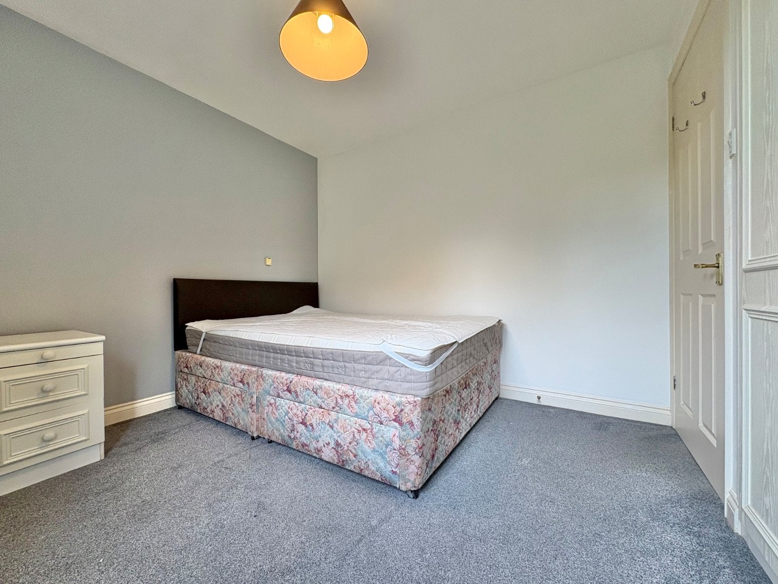 Flat Greenfield Court in Leeds