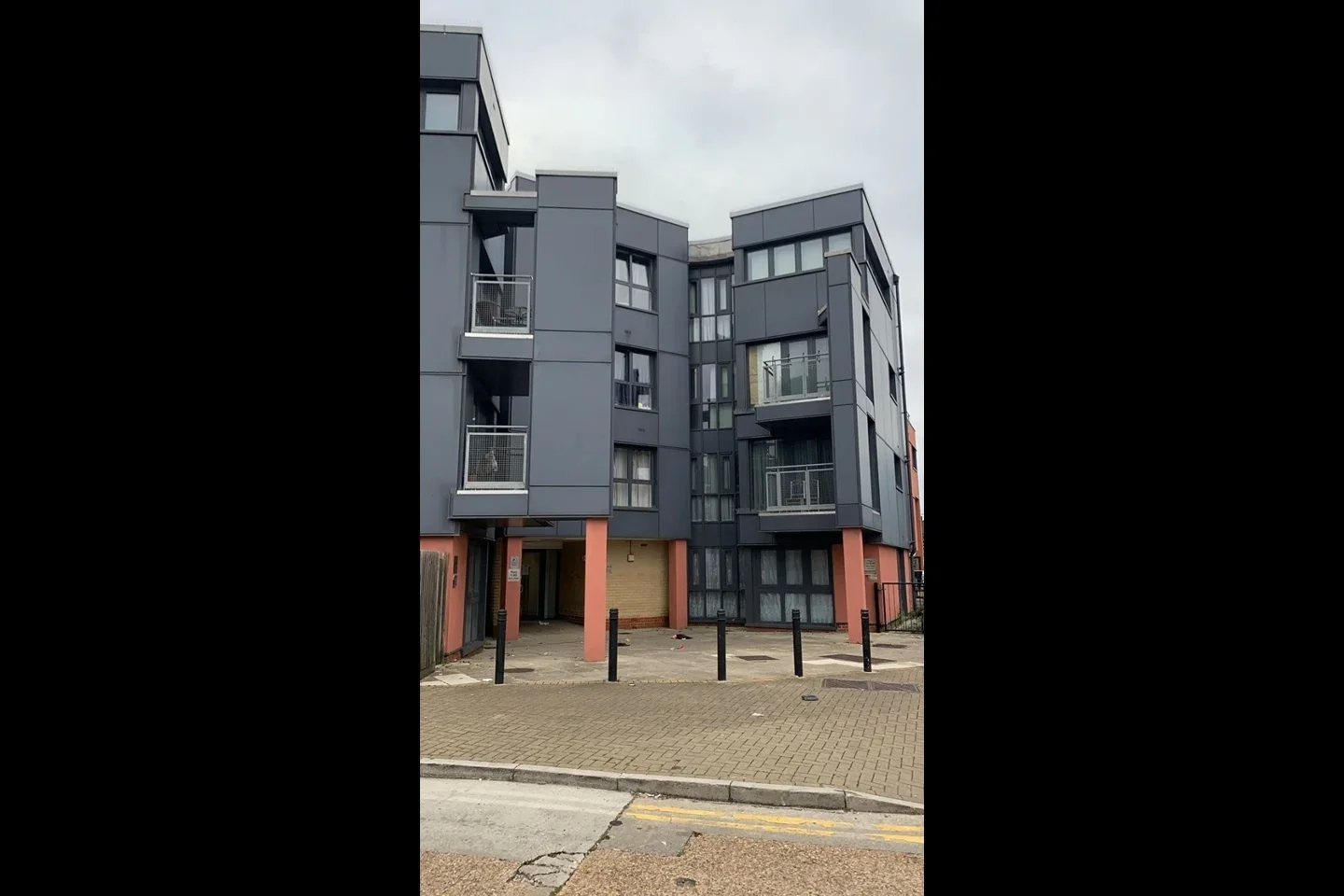 Flat Bramley Crescent in Greater London