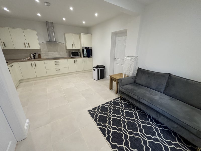 Room Lower Road in Nottingham