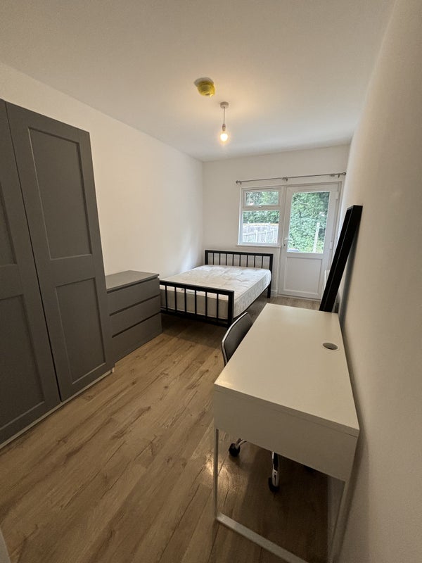 Room Lower Road in Nottingham