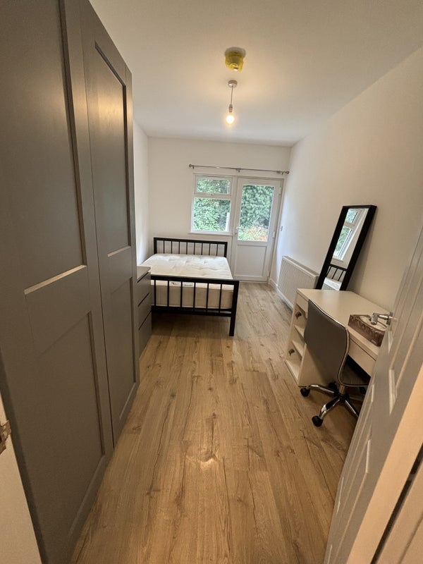 Room Lower Road in Nottingham