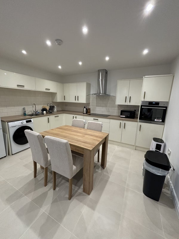 Room Lower Road in Nottingham