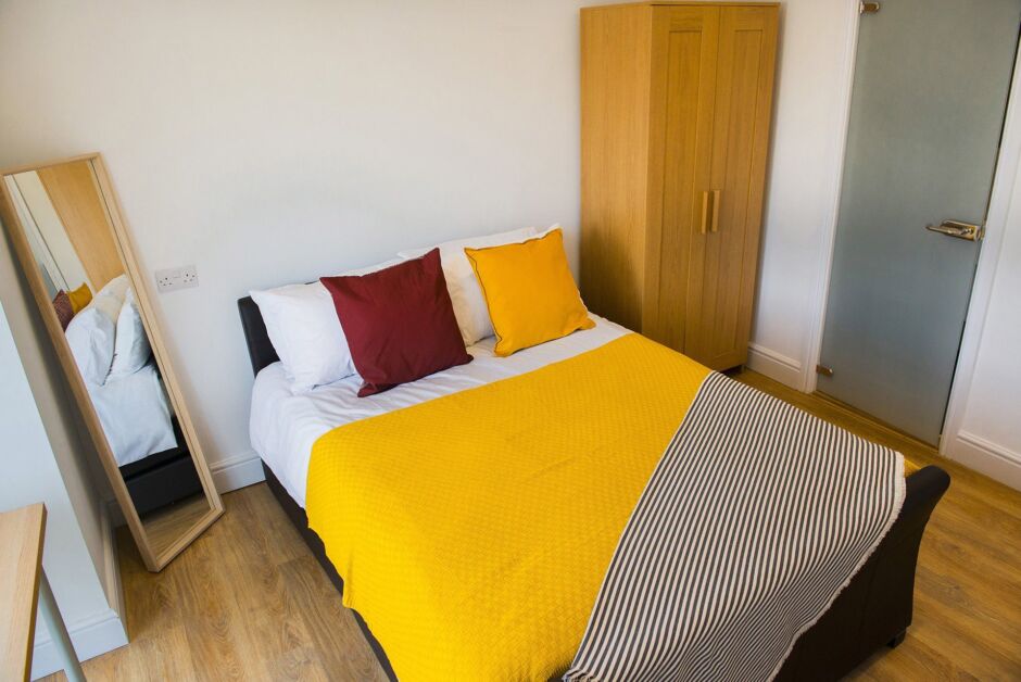 Room Bernard Street in Swansea