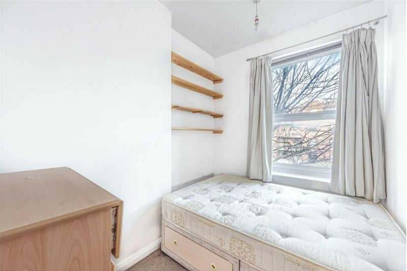 Room Finchley Road in Greater London