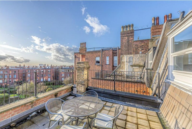 Room Finchley Road in Greater London