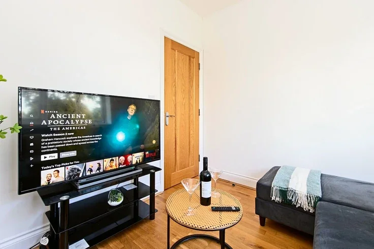 Flat Gunnersbury Avenue in Greater London
