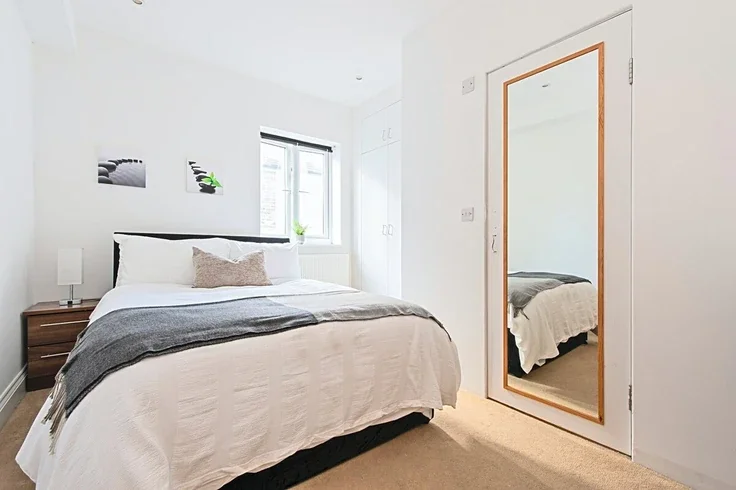 Flat Gunnersbury Avenue in Greater London