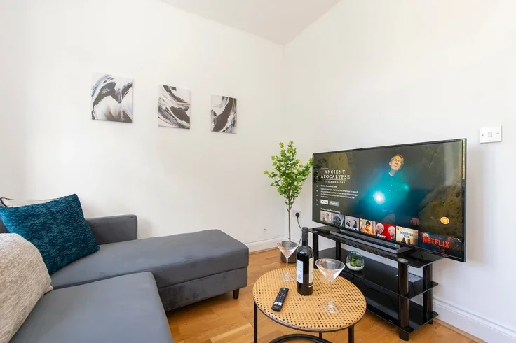 Flat Gunnersbury Avenue in Greater London