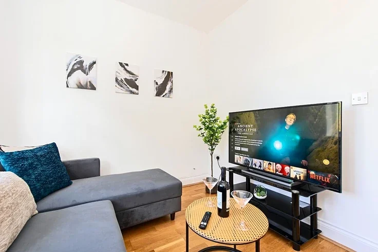 Flat Gunnersbury Avenue in Greater London