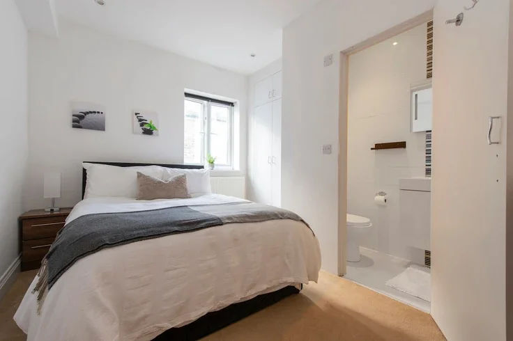 Flat Gunnersbury Avenue in Greater London