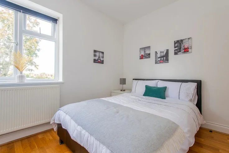 Flat Gunnersbury Avenue in Greater London