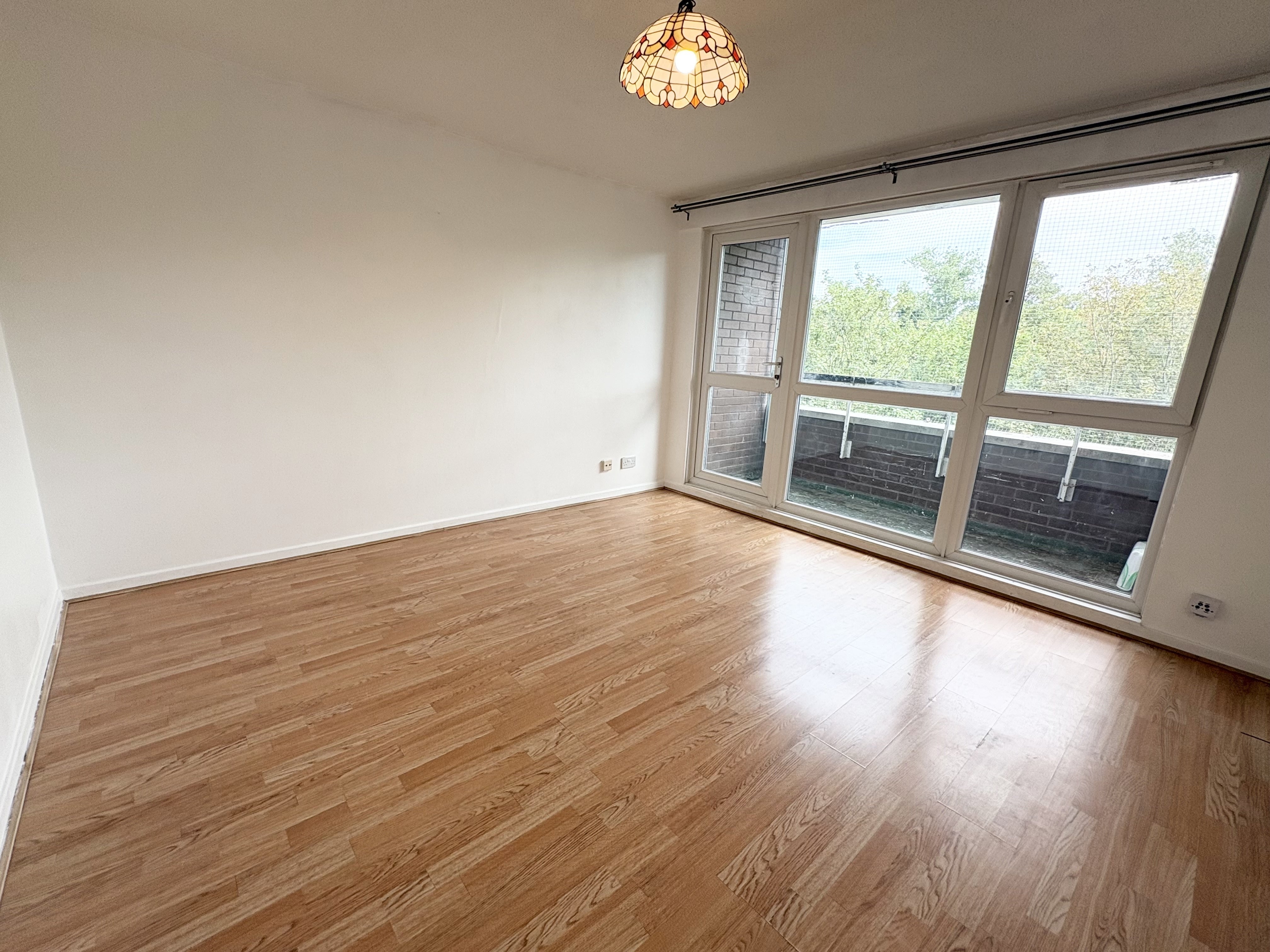 Flat Vicarage Park in Greater London