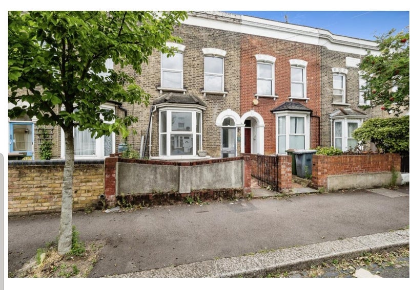 House Leonard Road in Greater London